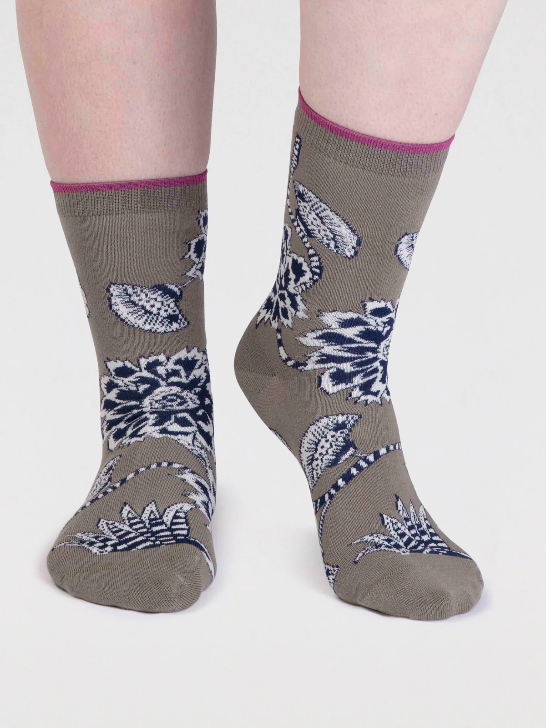 Freja Organic Cotton Abstract Flower Socks - Pea Green - Flockneti