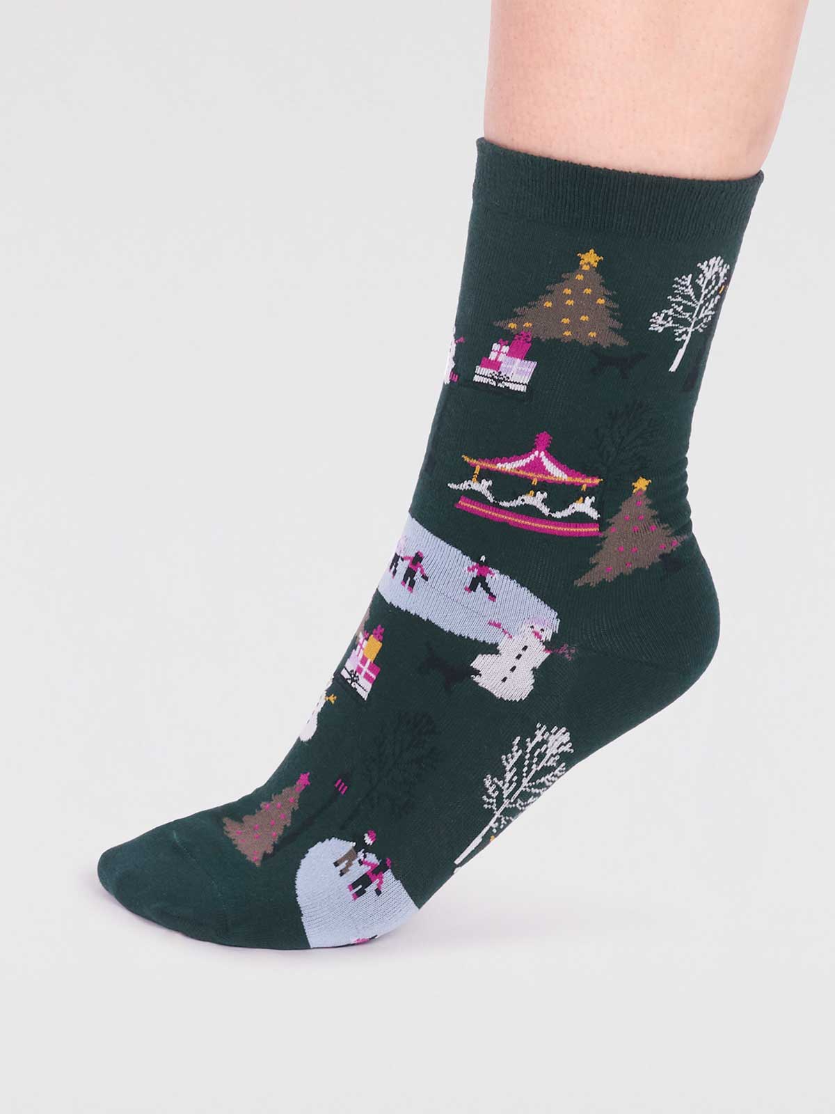Gloria Organic Cotton Christmas Scene Sock - Forest Green - Flockneti